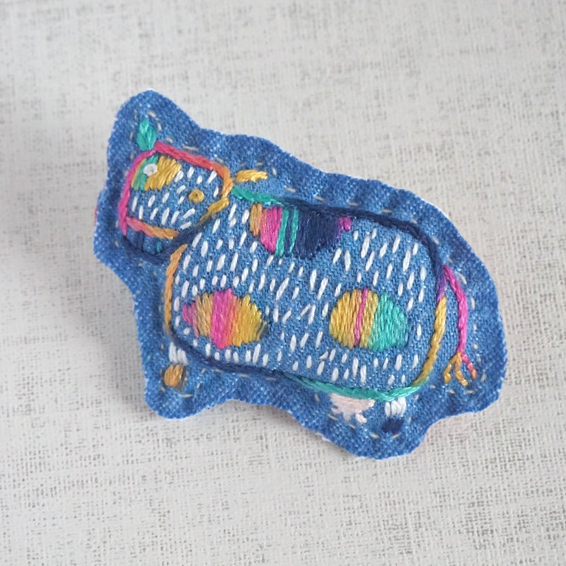 the oriental zodiac brooch with hand embroidery "ox" [order-receiving production] - Brooches - Thread Blue