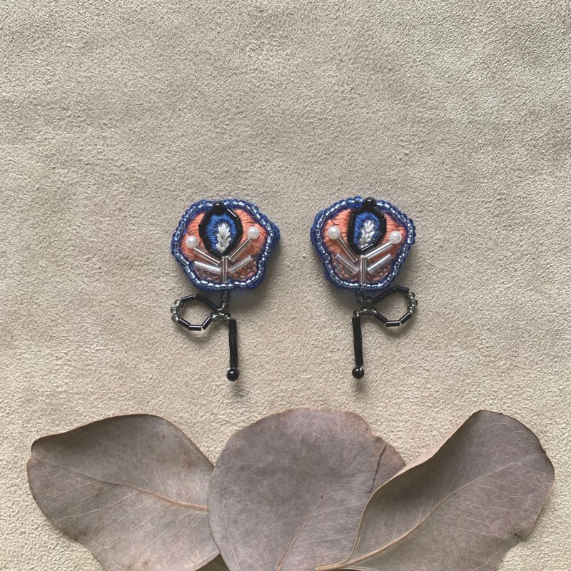 | 茷 | 耳針/耳夾 | 可隨意造型 | 手刺繡蝴蝶花耳環 - 耳環/耳夾/耳骨夾 - 繡線 藍色