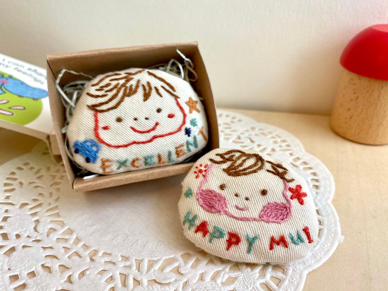 【客製】兒童卡通似顏刺繡 布石頭胸針訂製 - 嬰兒手鍊/飾品 - 棉．麻 多色