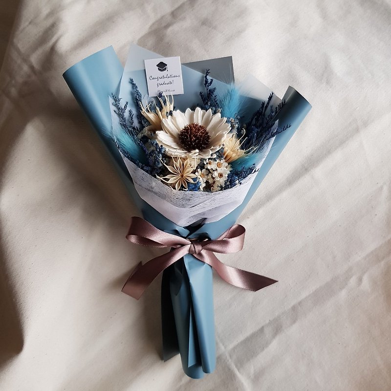 Dried rhododendron sunflower bouquet|Graduation Congratulations Birthday Celebration Bachelor's Hat|S|Pink blue yellow purple - ช่อดอกไม้แห้ง - พืช/ดอกไม้ หลากหลายสี