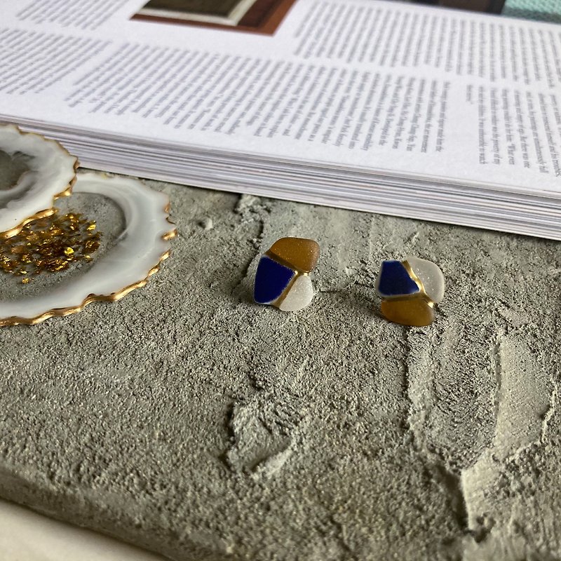 sea glass and pottery kintsugi earrings / ear clips【white× navy blue ×brown】 - Earrings & Clip-ons - Stainless Steel Blue