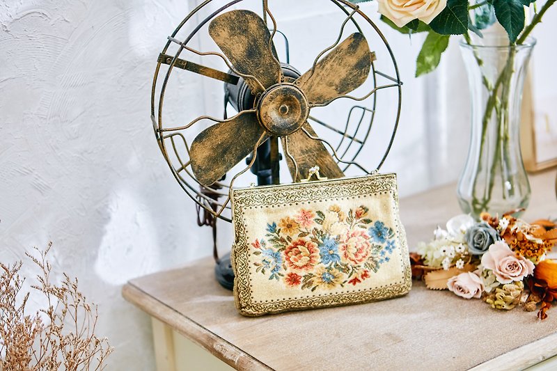 [The United States brings back Western jewelry] 1920s retro American retro hand-embroidered flower bag - กระเป๋าถือ - วัสดุอื่นๆ 