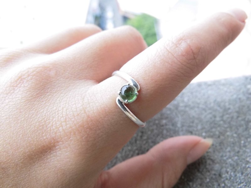 綠碧璽蛋面925純銀簡約曲線戒指 尼泊爾手工鑲嵌製作 生日禮物 情人節禮物 - 戒指 - 寶石 綠色