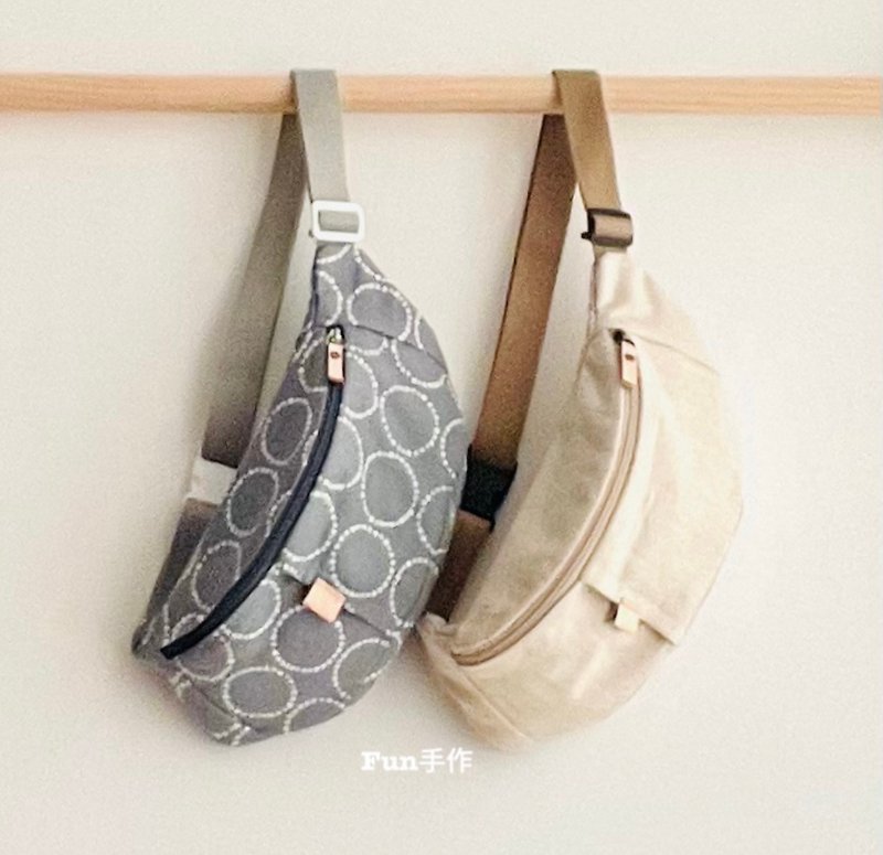 Gray and white water jade. Crossbody fanny pack. The outer pocket is also easy to put the mobile phone. Inner pocket. Japanese design cloth - กระเป๋าแมสเซนเจอร์ - ผ้าฝ้าย/ผ้าลินิน สีเงิน