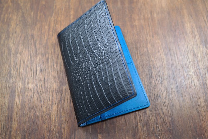紙の手パスポートホルダーAPEE ~~クロコブラック+ブルー - パスポートケース - 革 ブラック