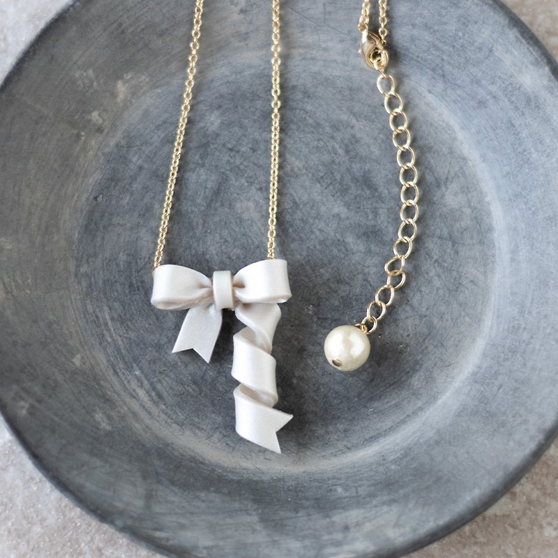 Ribbon necklace / pearl white - Necklaces - Clay White