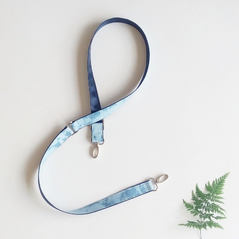 T.H.Ani 手工藍染渲染手機背帶 包包背帶 相機背帶 可調式 頸掛 - 掛繩/吊繩 - 棉．麻 藍色