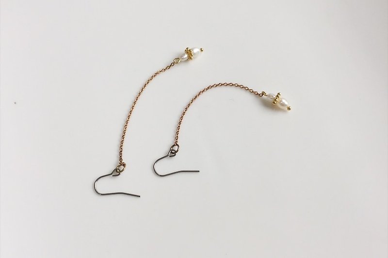 迷愛系列 珍珠黃銅耳環 - 耳環/耳夾 - 其他金屬 白色