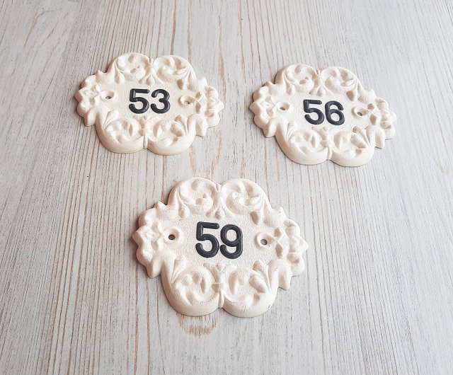 白数字のナンバー プレート黒数字 53 アドレス ドア番号サイン