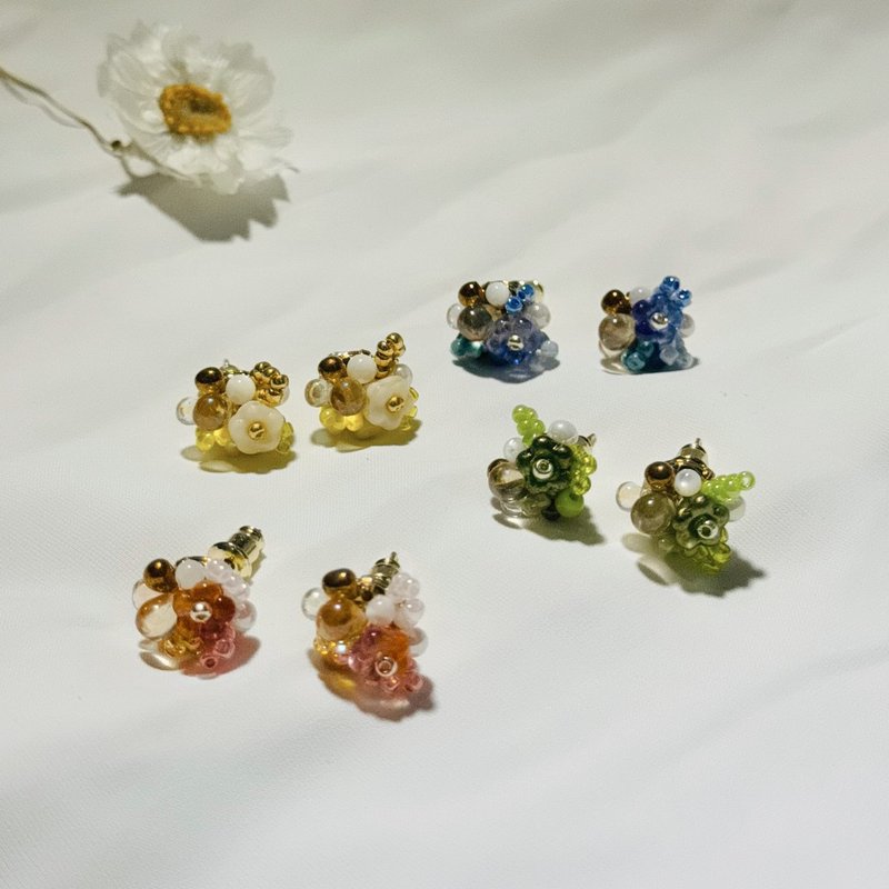 【Blooming Whisper】Petite Bouquet Earrings | Beading | Fresh & Elegant Charm - ต่างหู - อะคริลิค หลากหลายสี