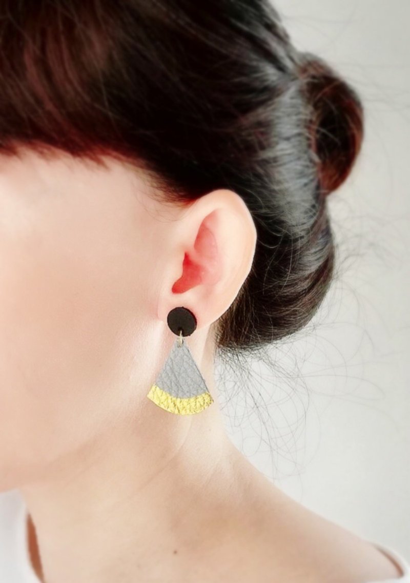 Handmade leather earring grey black and gold color - 耳環/耳夾/耳骨夾 - 真皮 灰色