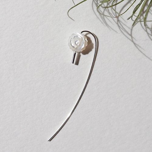 Miss Maru Jewellery 【單邊款】- 玫瑰雕刻天然貝殼超長圓弧耳針925純銀耳勾耳環