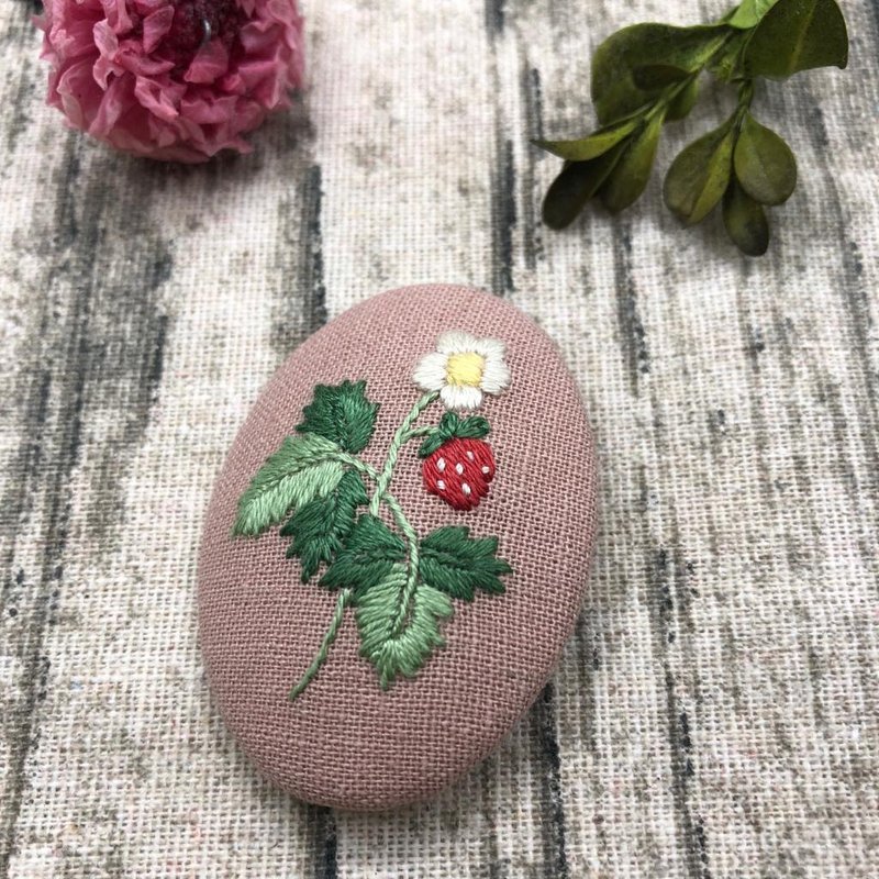 刺繡襟針 士多啤梨花/草莓花 - 心口針/胸針 - 棉．麻 粉紅色