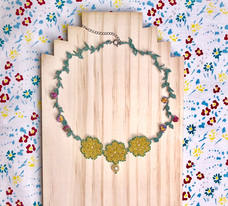 tatted rose necklace / gift / vintage / Swarovski crystal pearl  - สร้อยคอ - ผ้าฝ้าย/ผ้าลินิน สีเหลือง