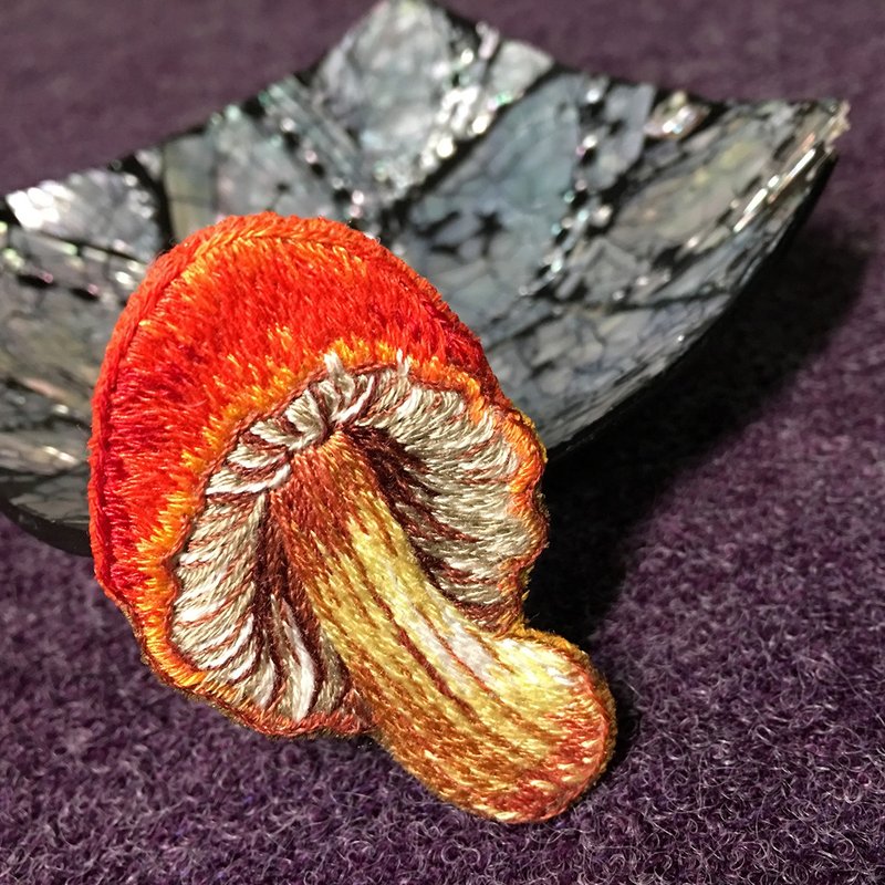 【小橘紅】原創手工刺繡蘑菇胸針之橘紅光柄菇 - 胸針 - 繡線 