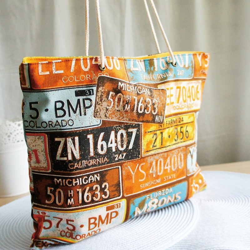 Lovely square foldable environmental protection bag, can hold A4 magazine, retro license plate orange - กระเป๋าแมสเซนเจอร์ - ผ้าฝ้าย/ผ้าลินิน สีส้ม