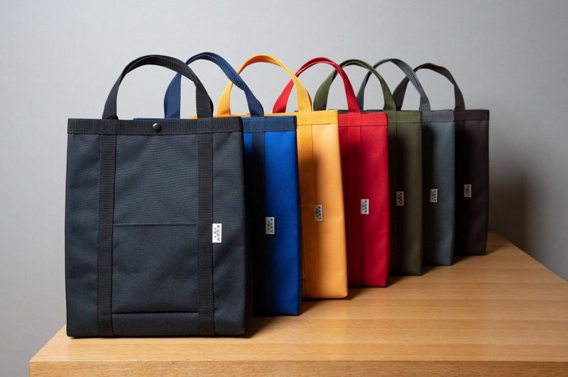 Super sturdy A4 side bag, goodbye paper bags, foldable - กระเป๋าถือ - วัสดุกันนำ้ สีดำ