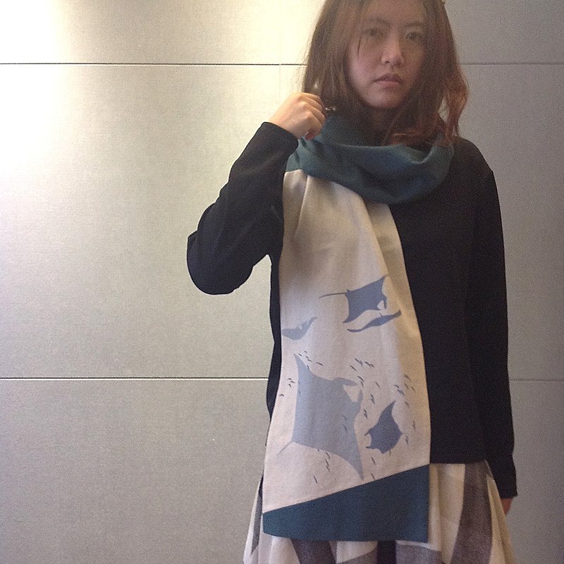 設計款RS176 - 【鯊魟悠游】手作純棉圍巾 - 圍巾/披肩 - 棉．麻 藍色