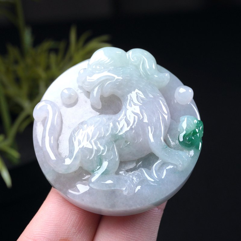 【金運を招く】グリーンフローライト翡翠の精巧な犬の彫刻ネックレス | 天然ミャンマー産翡翠A貨 | ギフトにも - チャーム - 翡翠 多色