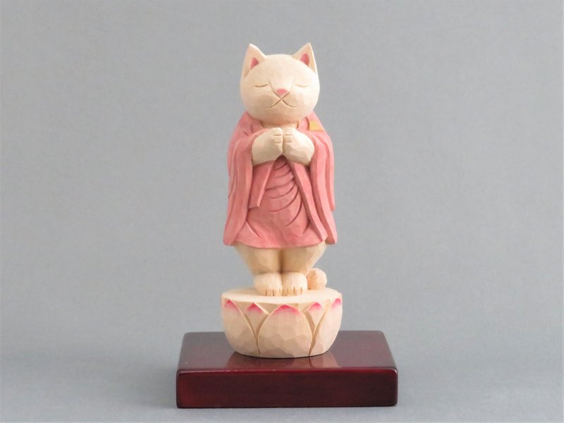 木彫り　立った袈裟を着た合掌猫　猫仏1914 - 公仔/玩偶 - 木頭 粉紅色