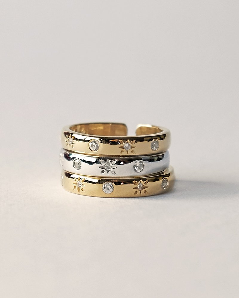 【วาเลนไทน์ Gift Box】Simply and Shine Ring with 5 White Gemstones - แหวนทั่วไป - เงินแท้ สีทอง