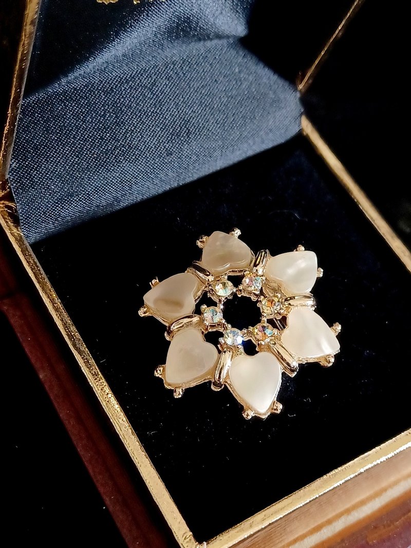 vintage jewelry elegant heart-shaped mother-of-pearl flower pin - เข็มกลัด - โลหะ 