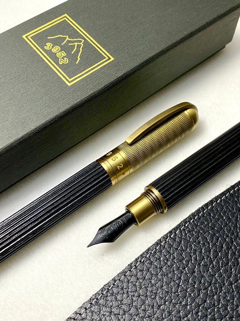 3952 Old Goat-CHAIRMAN black lacquer walnut straight stripes antique Bronze black lacquer steel nib fountain pen - Fountain Pens - Other Materials 