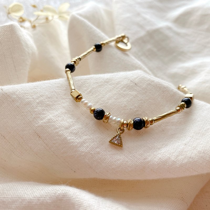 White pearls handmade bracelet - Bracelets - Copper & Brass Multicolor