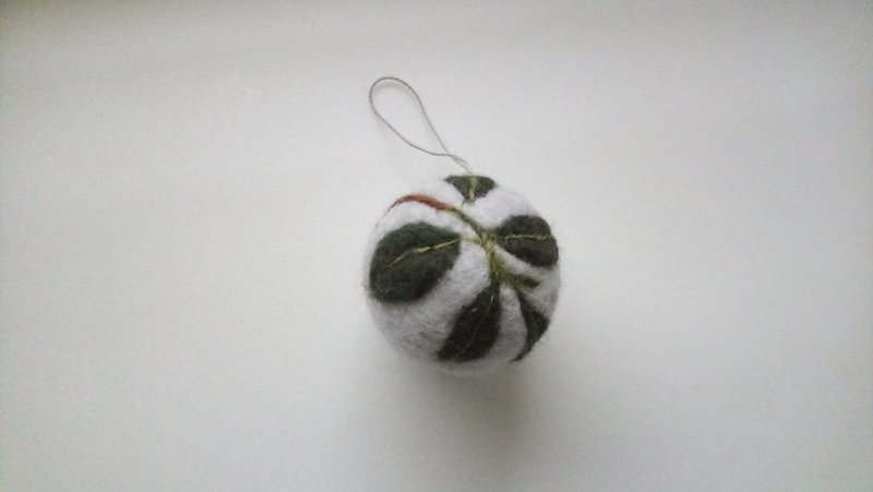 wool felt floral patterns ball for Christmas tree decoration - ของวางตกแต่ง - ขนแกะ สีเขียว