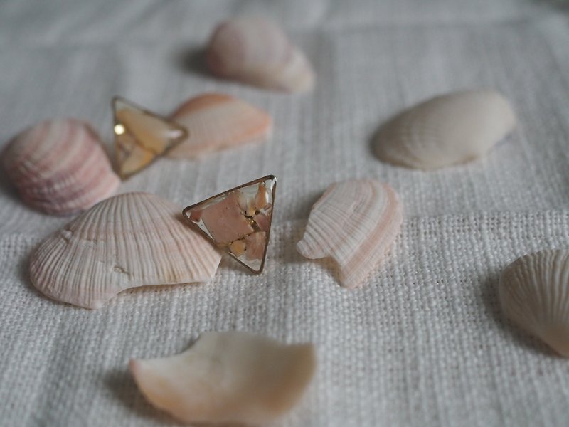 Shell Fragment Earrings Light Pink - ต่างหู - เปลือกหอย สึชมพู