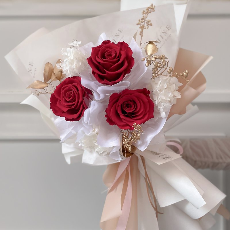 Classic red three rose everlasting bouquet - ช่อดอกไม้แห้ง - พืช/ดอกไม้ สีแดง