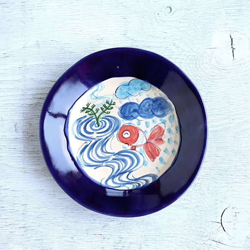 楽し気な金魚絵の丸い深皿・瑠璃 - 盤子/餐盤/盤架 - 陶 藍色