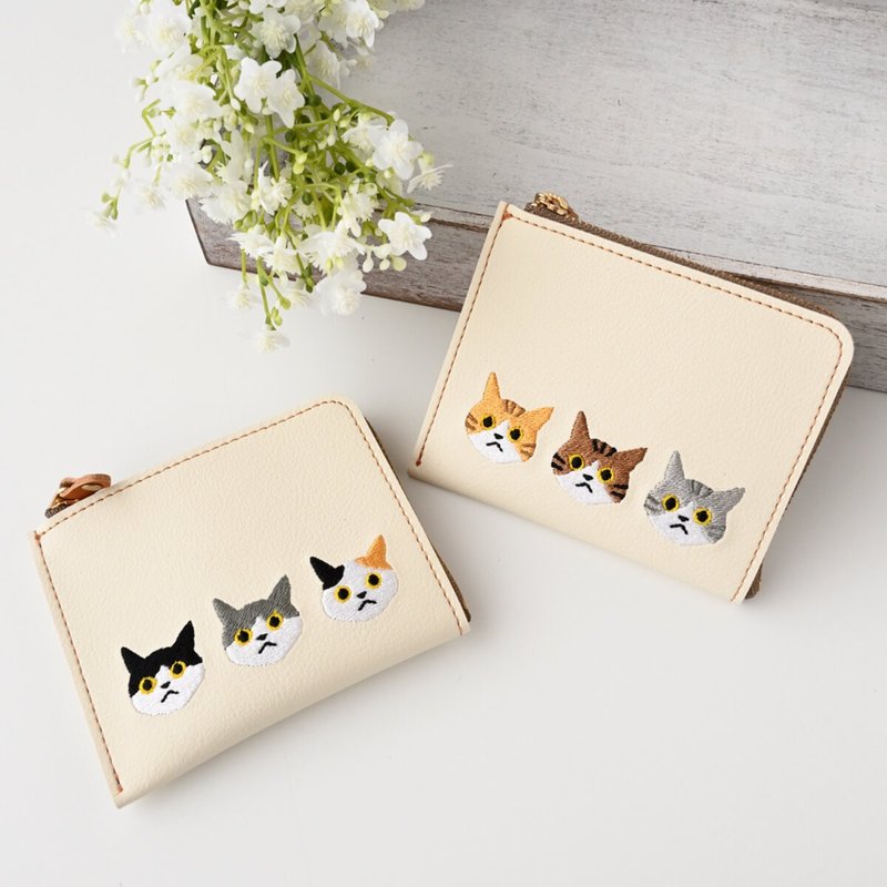 コインケース 【 刺繍 3匹の猫 】 レザー コンパクト 猫 アイボリー 茶白 黒猫 L字ファスナー A145I - 零錢包/小錢包 - 真皮 白色