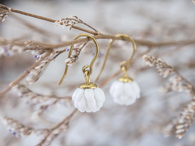 Globe Amaranth hook earrings - white porcelain - 耳環/耳夾 - 陶 白色