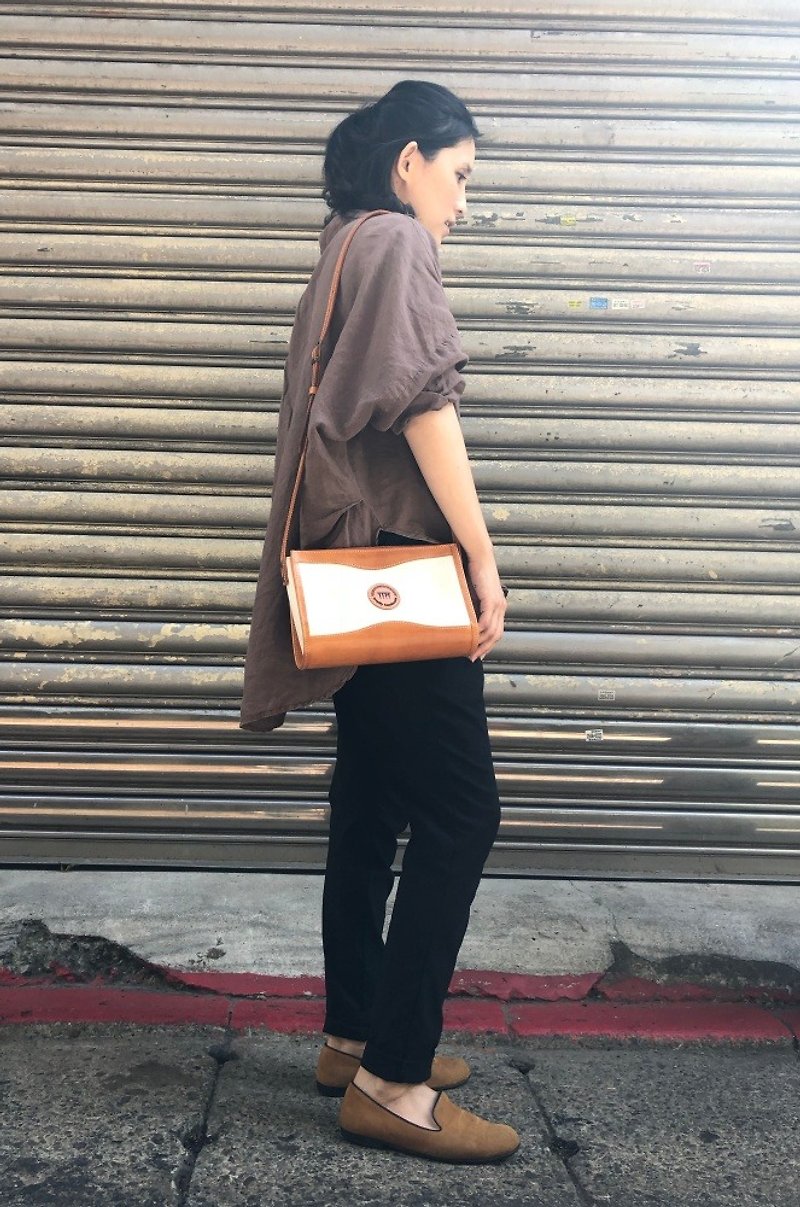 70s Retro Two-color Stitching Crossbody Bag Side Backpack Carrying Bag Small Bag-Cow Leather- - กระเป๋าแมสเซนเจอร์ - หนังแท้ ขาว