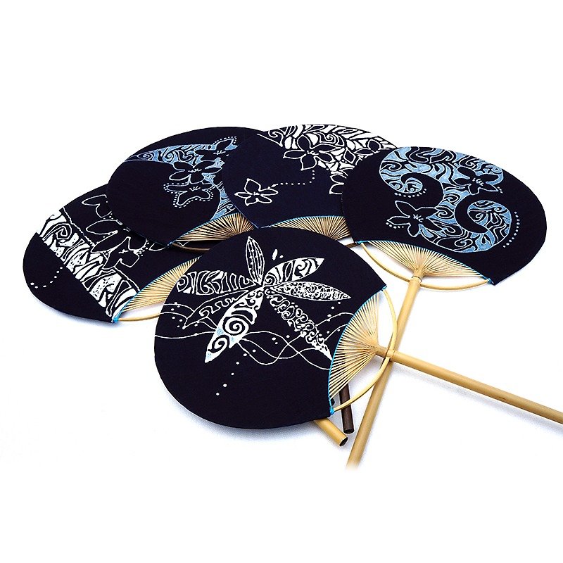 Takuya Aizen - Wu Yuexue handmade batik fan - ของวางตกแต่ง - วัสดุอื่นๆ สีน้ำเงิน