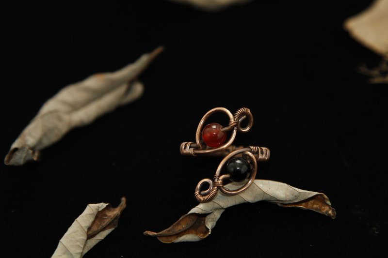 【Series of Amber】Black & red agate adjustable ring _ Mixture (flawed red) - แหวนทั่วไป - เครื่องเพชรพลอย หลากหลายสี