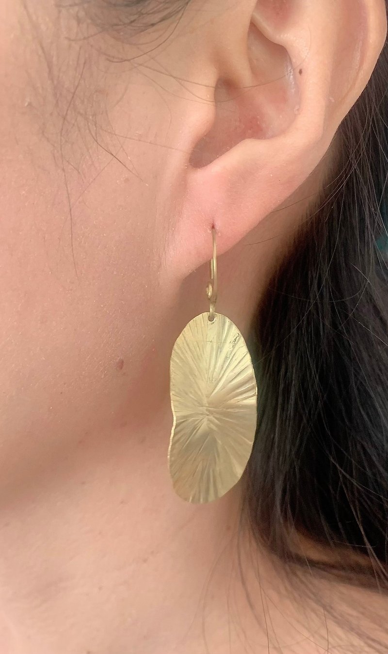 Pandan leaf earrings - ต่างหู - โลหะ สีทอง