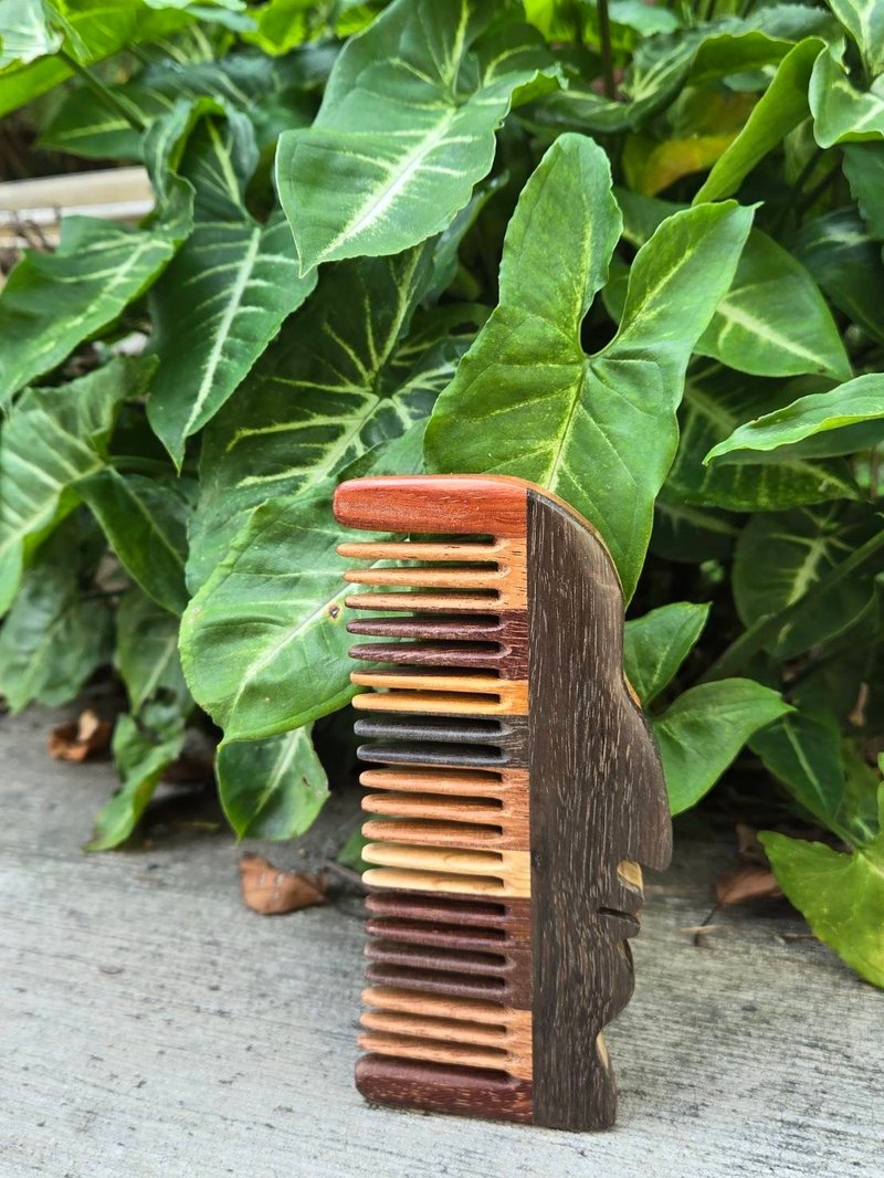 The Man Who Thinks of Wood-Handmade wooden comb shaped like a chief's face - อุปกรณ์แต่งหน้า/กระจก/หวี - ไม้ หลากหลายสี