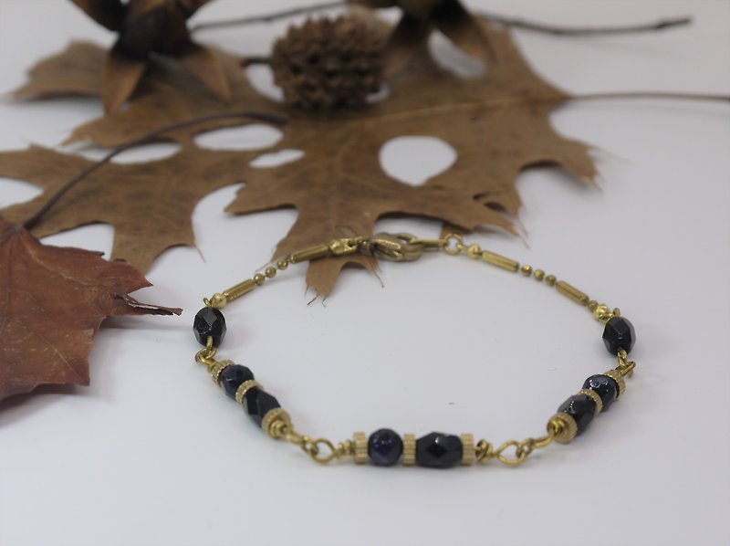 Riitta handmade black crystal bracelet Bronze - สร้อยข้อมือ - เครื่องเพชรพลอย สีดำ