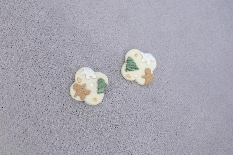 【Handmade Soft Pottery】Winter Snowflake Gingerbread Man Small Earrings Clip-On - ต่างหู - ดินเผา ขาว