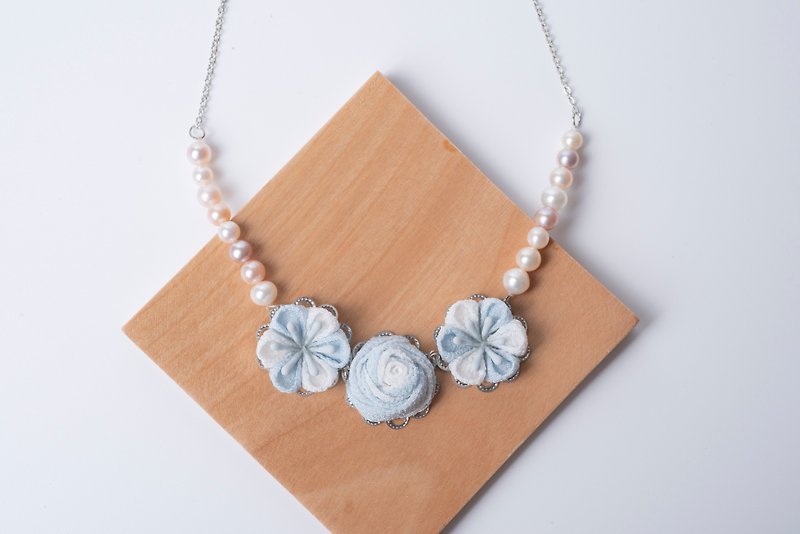 [珠华しゅか]つまみ细工/ Freshwater Pearl and Wind Cloth Rose Necklace (Pink Blue & White) - Necklaces - Other Man-Made Fibers Blue