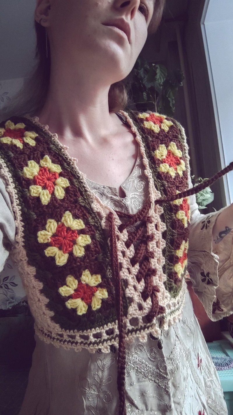Crochet 70s granny square vest, Granny square lace-up boho style waistcoat - 背心/無袖上衣 - 羊毛 咖啡色
