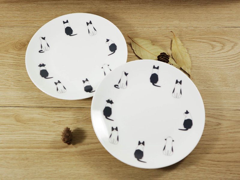 48 hours shipping for healing black and white cat 6.5 inch bone china plate 2 into group Christmas gift cake plate dessert plate - จานและถาด - เครื่องลายคราม 