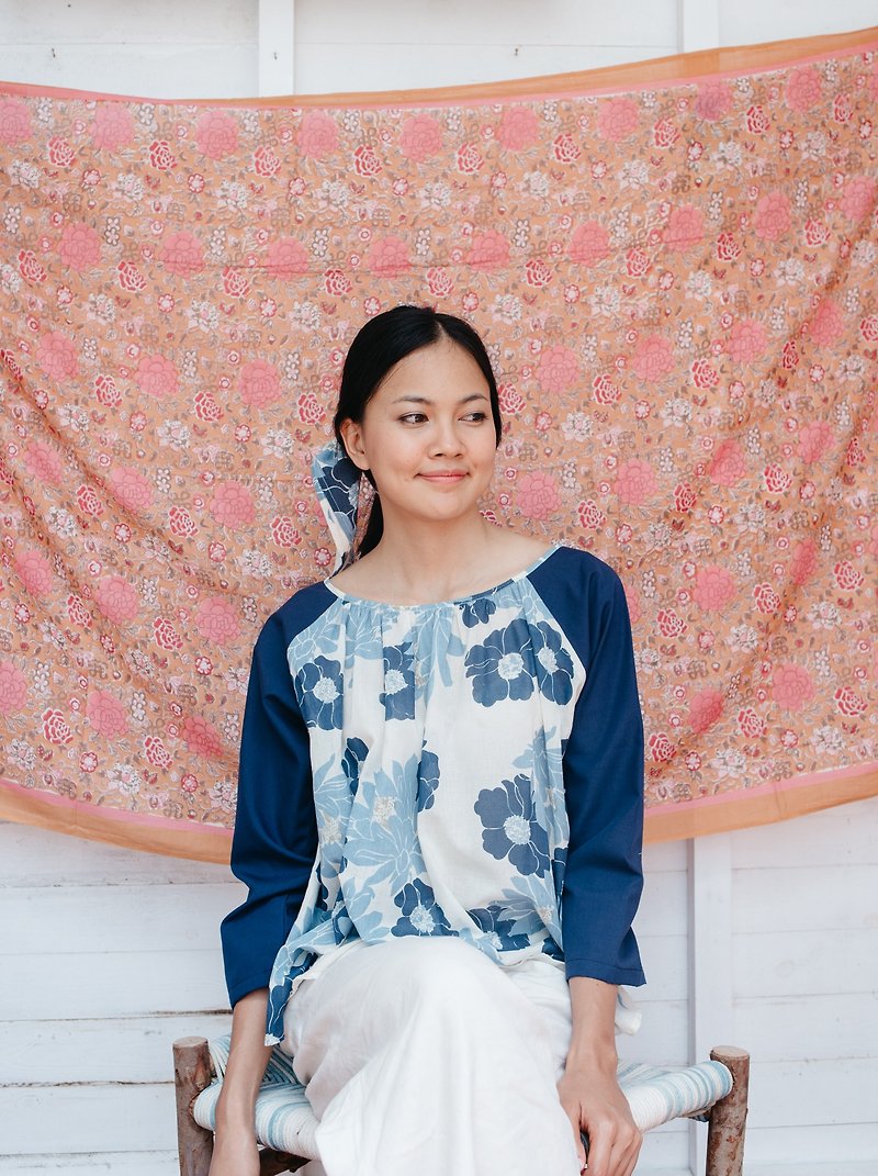 Mulmul floral round neckline - เสื้อผู้หญิง - ผ้าฝ้าย/ผ้าลินิน สีน้ำเงิน