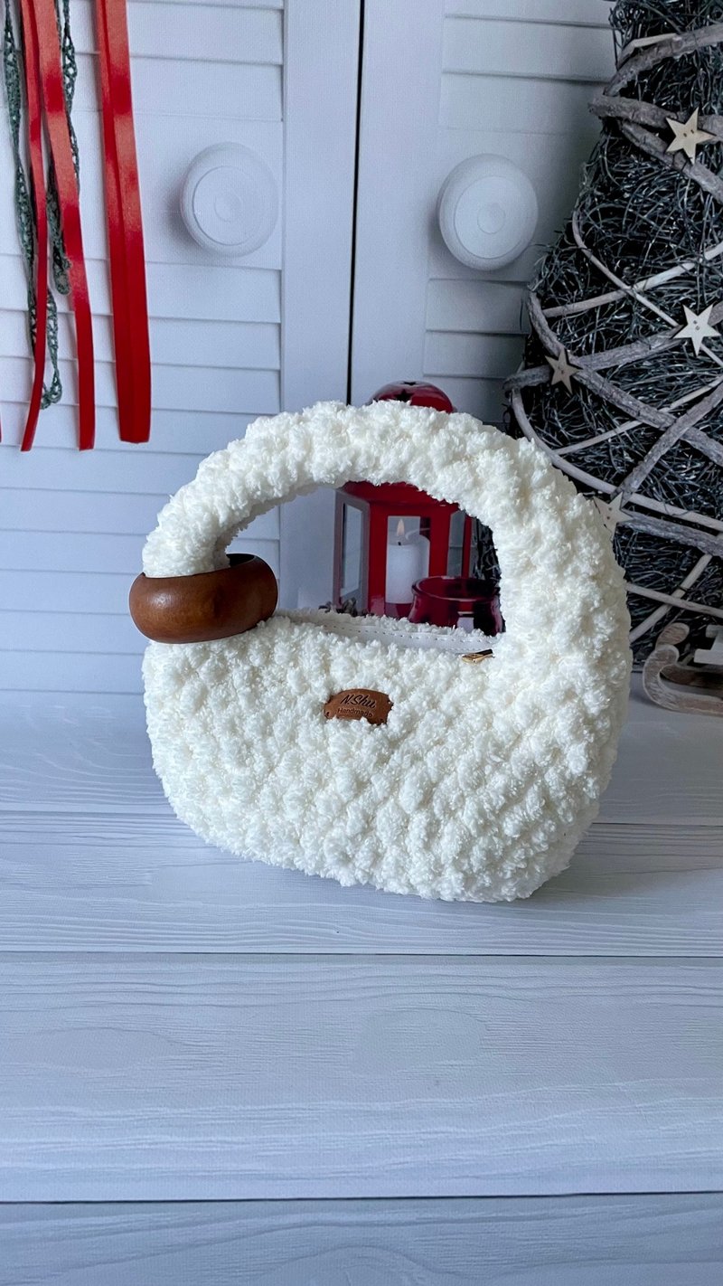 Cloudbag Handbag Crochetbag Furbag, Bag handmade white bag - กระเป๋าถือ - เส้นใยสังเคราะห์ ขาว