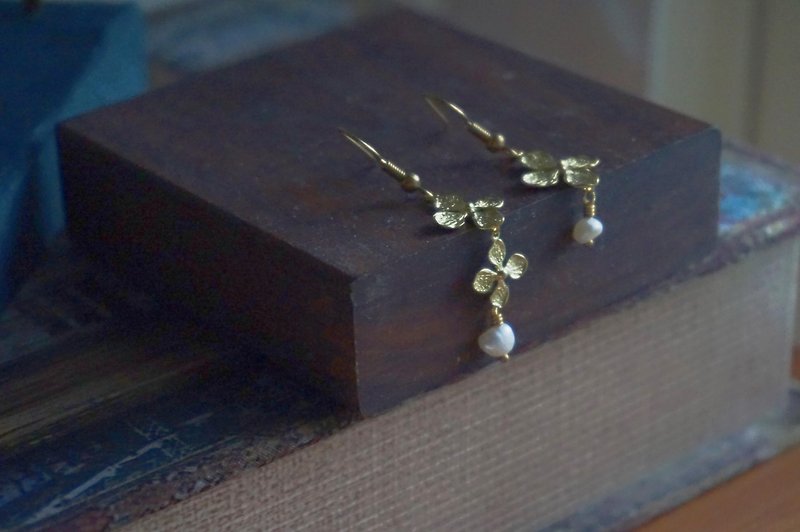 [] Natural pearl flower earrings natural tie irregular pearl Bronze flower clip Clip-On/ ear hook - ต่างหู - ทองแดงทองเหลือง สีทอง