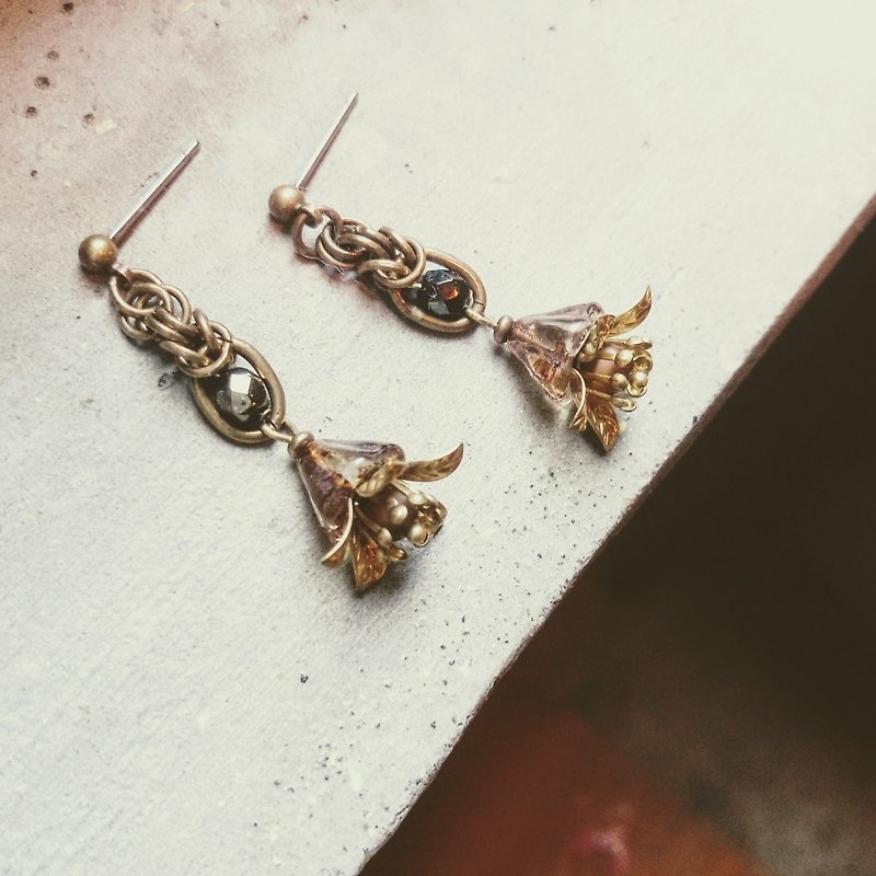 Fan flower ring antique Bronze earrings short - Earrings & Clip-ons - Other Metals Gold
