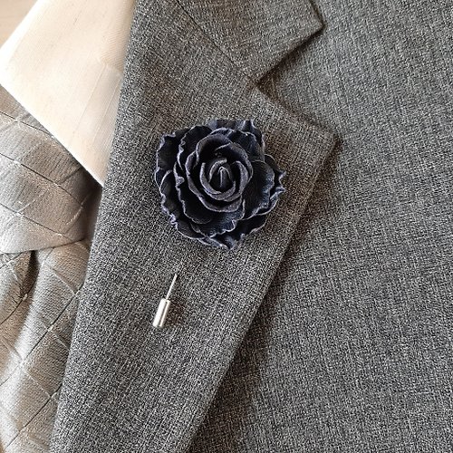Leather Novel 胸針 Men's lapel pin black rose Leather boutonniere