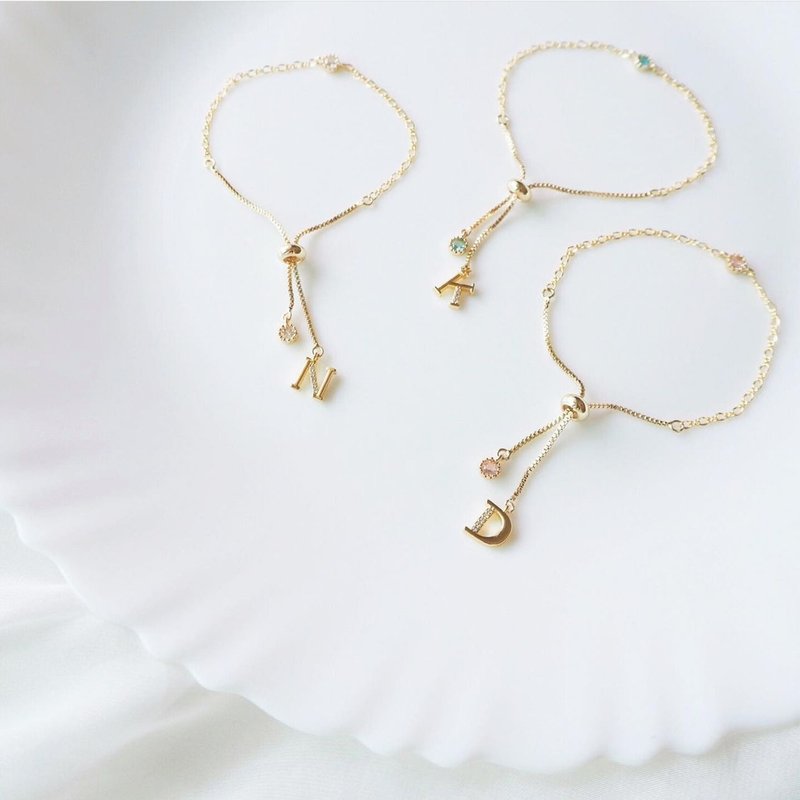 Sister Gift Birthday Gift Noble Simple Colored Stone Alphabet Bracelet Customization - สร้อยข้อมือ - โลหะ ขาว